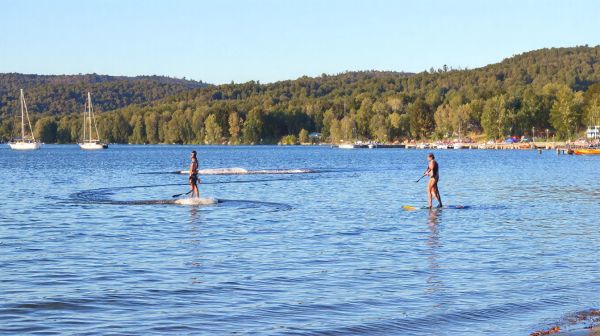 Comparatif des pratiques de glisse : choisir wakeboard, paddle ou foil selon votre niveau